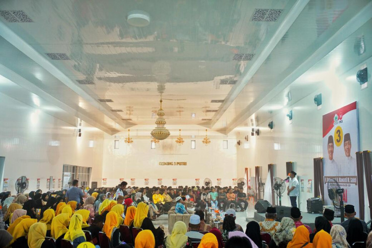 Banjir Massa, Pendukung Cagubri Nomor Urut 3 Tumpah Ruah Penuhi Gedung 3 Putri Tembilahan 